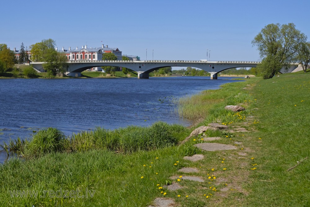 Skats uz Lielupes tiltu no krastmalas pie Lielupes krasta promenādes