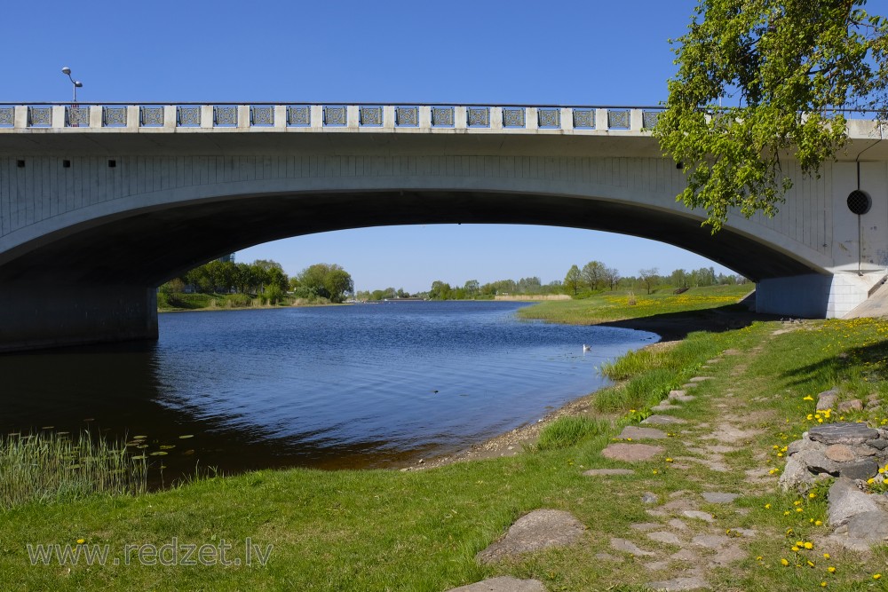 Skats uz Lielupi caur tilta arku Jelgavā