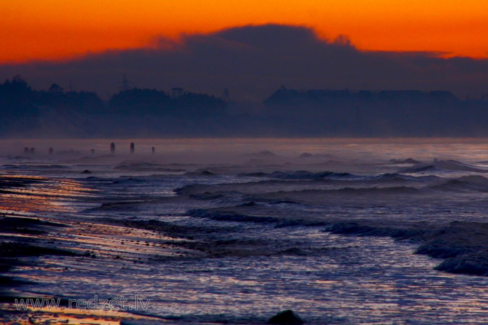 Jūra ziemā pēc saulrieta