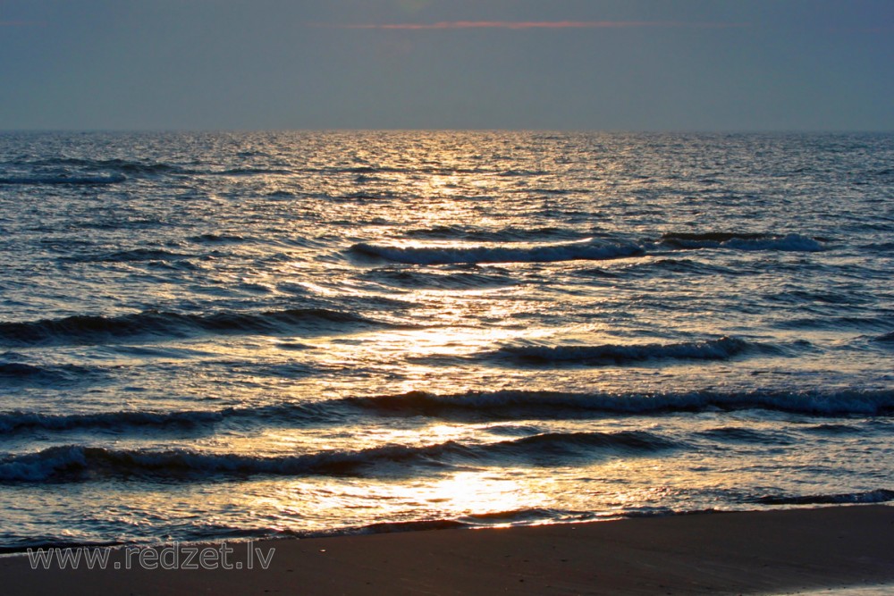 Jūra pie akmeņraga bākas