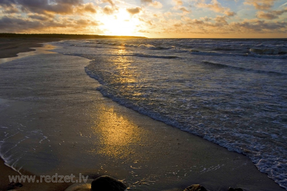 Saulrieta ainava jūrā