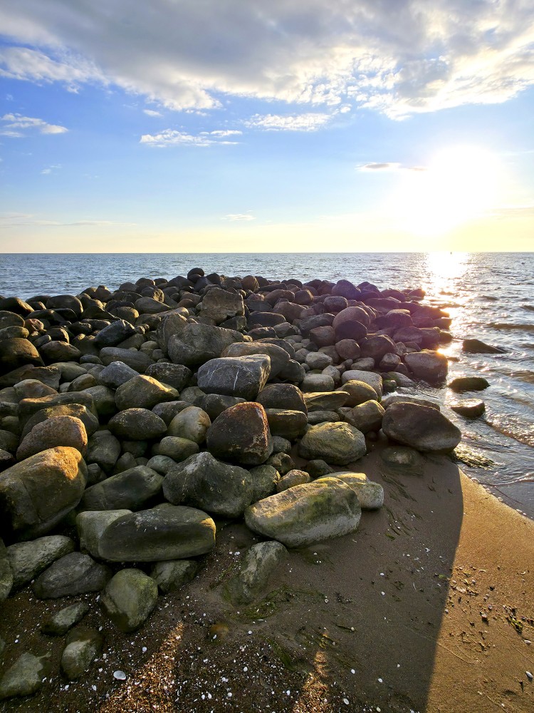 Papes kanāla mols, akmeņu krāvums jūras malā