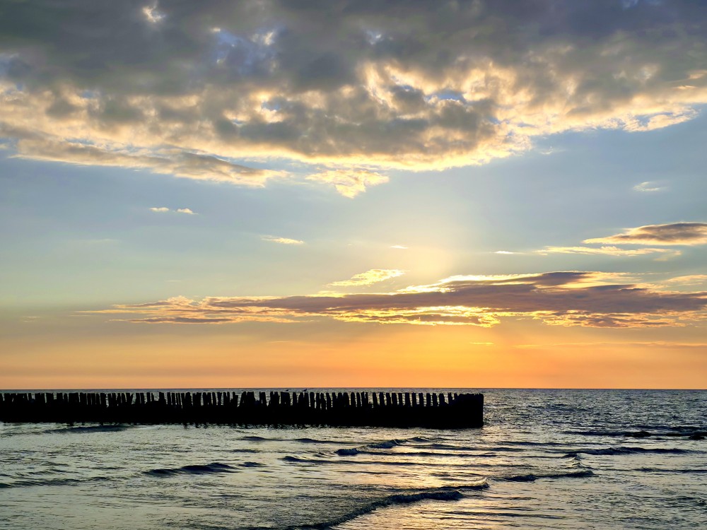 Saulriets Baltijas jūrā, steķi Saulriets Baltijas jūrā, steķi