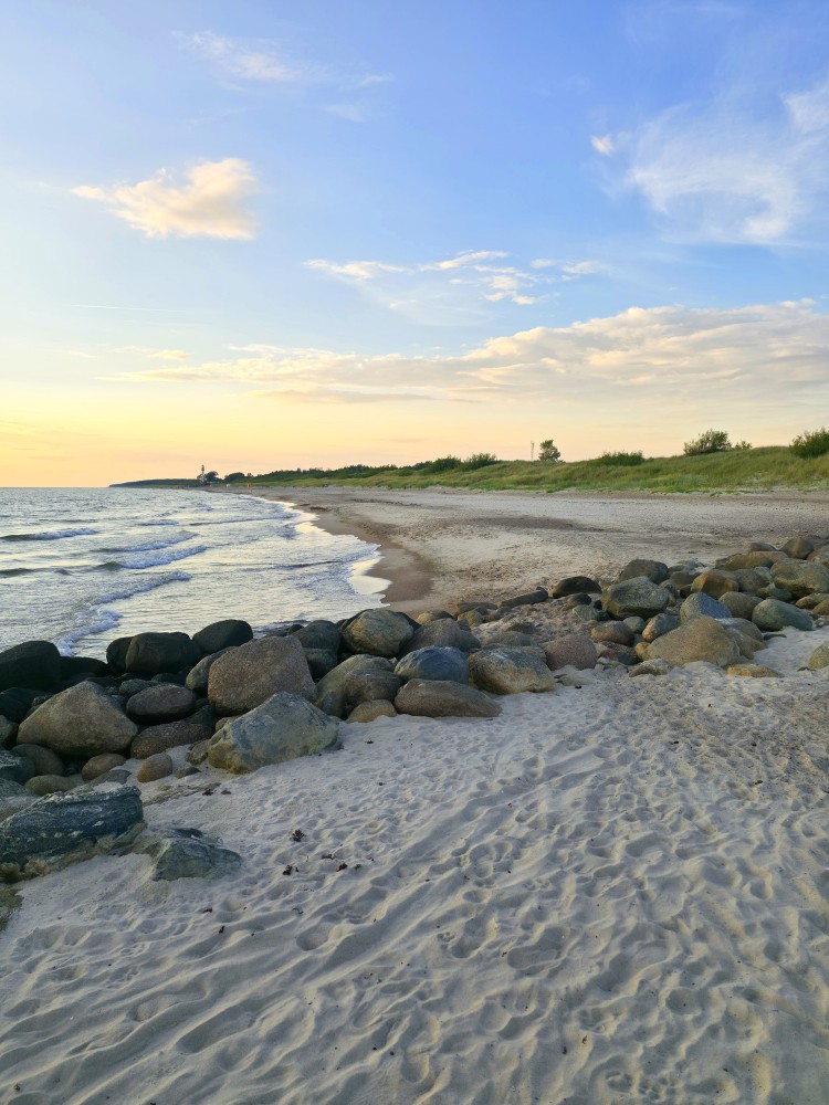 Papes jūrmala vakara gaismā