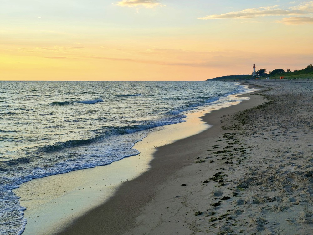 Papes pludmale saulrietā