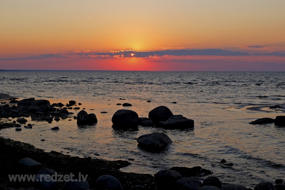 Mērsraga akmeņainā jūrmala saulrietā