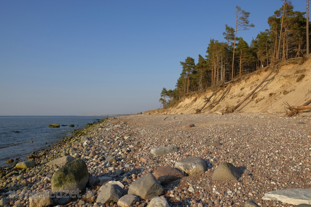 Akmeņainā jūrmala un stāvkrasts netalu no Ventspils