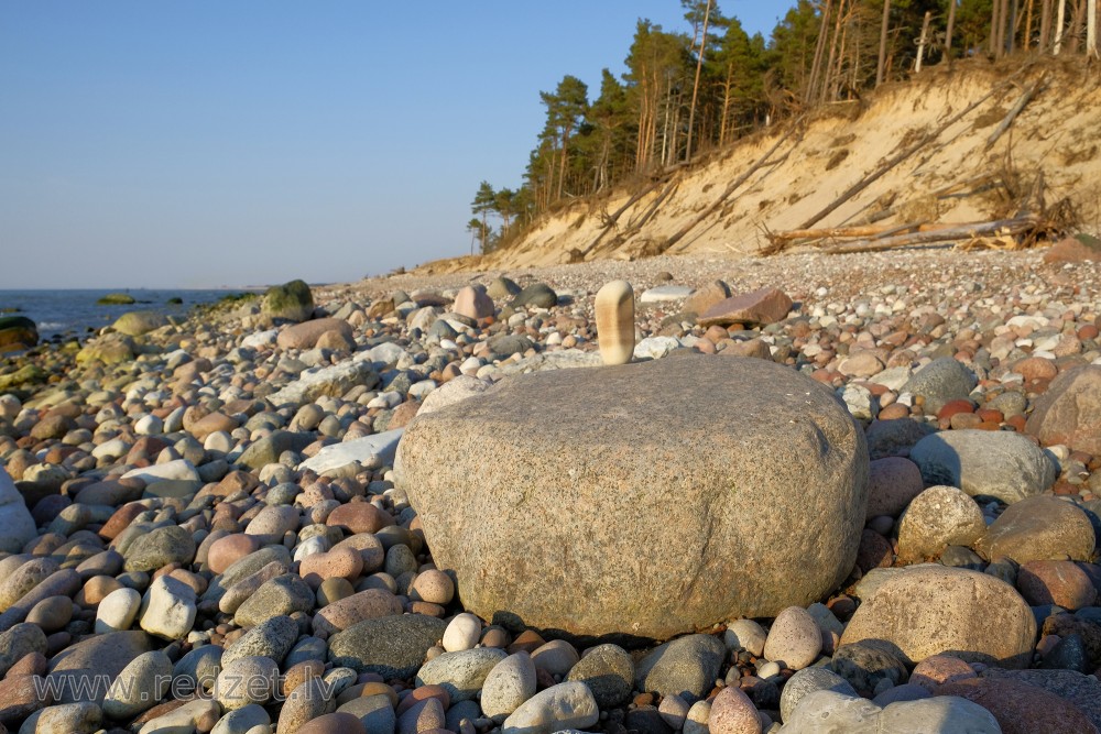 Akmeņu kompozīcija akmeņainā jūrmalā