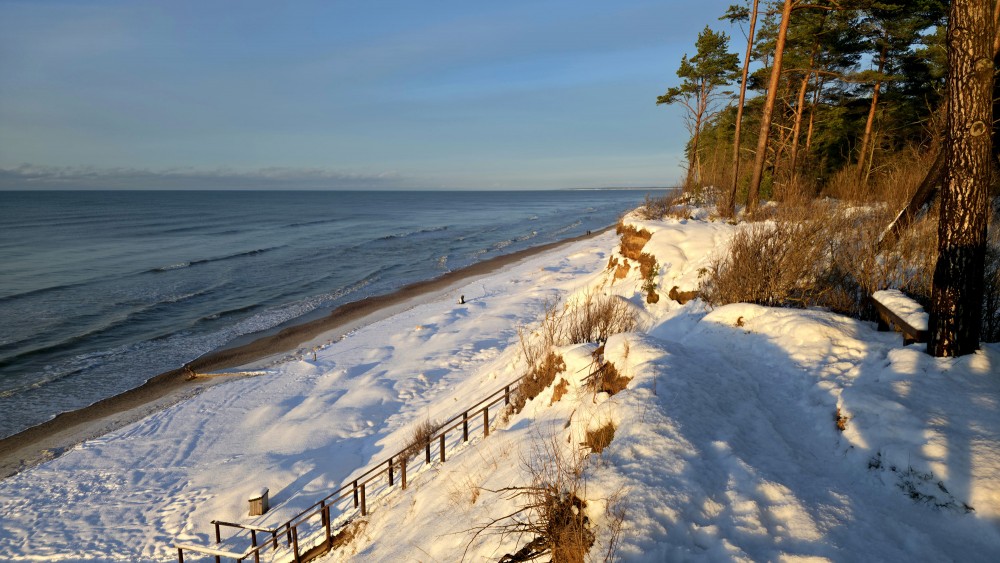 Ziemas skats no Jūrkalnes stāvkrasta uz jūru un sniegotu piekrasti