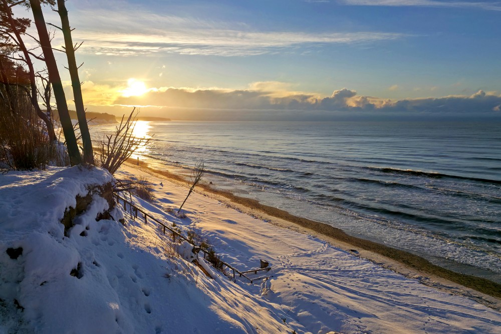 Saulriets virs sniegotas piekrastes pie Jūrkalnes stāvkrasta