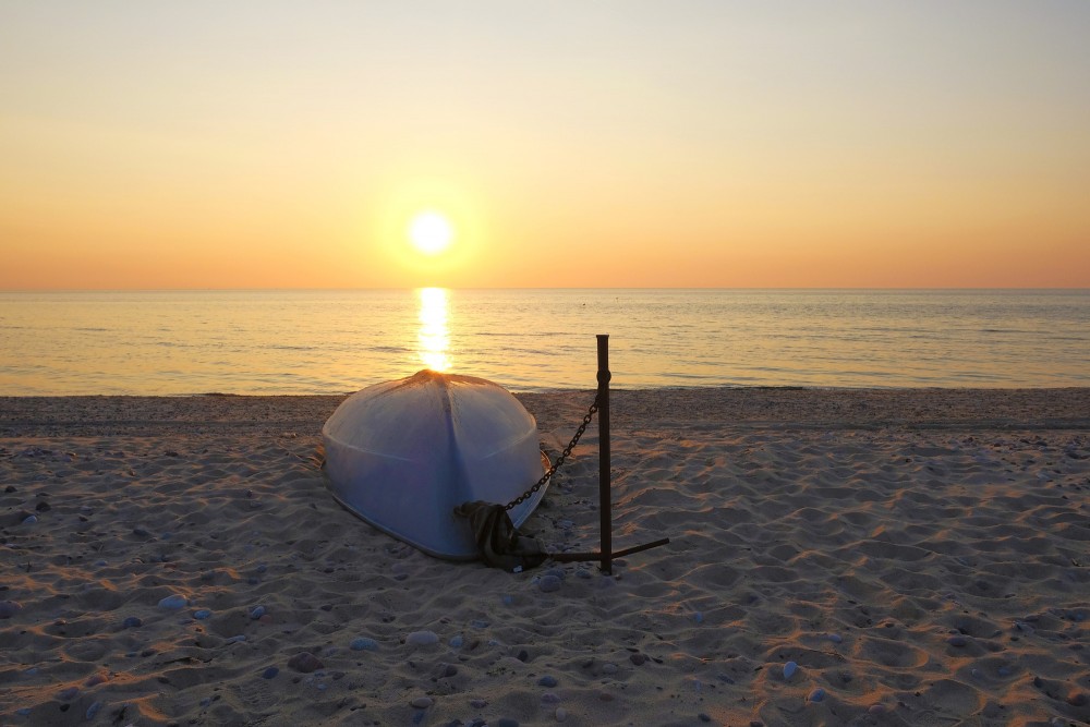 Saulriets jūrā un laiva Saulriets jūrā un laiva