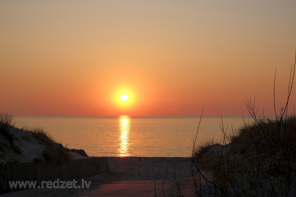 Saulrieta jūras ainava netālu no Ventspils