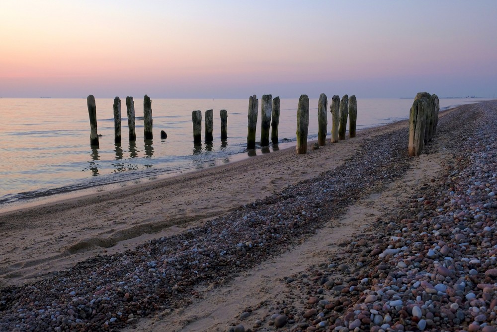 Steķi jūrā vakara gaismā