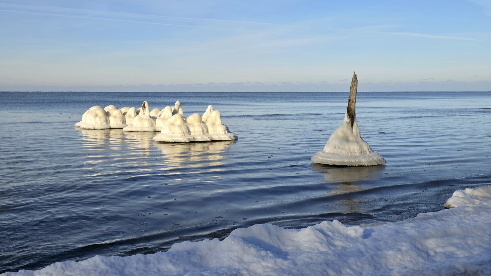 Icy coastline and ice sculptures at Staldzene beach