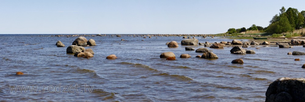 Mērsraga akmeņainās jūrmalas panorāma