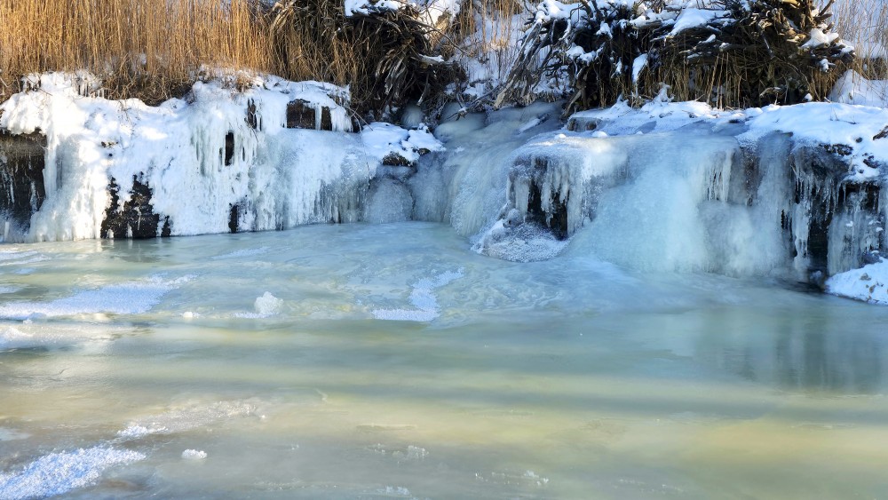 Sasalušas ūdens kaskādes Staldzenes piekrastē ziemā