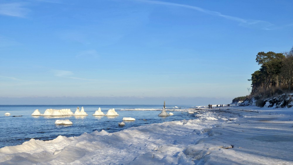 Ziemas ainava ar ledus skulptūrām Staldzenes jūrmalā