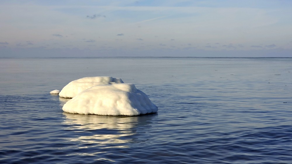 Ledus krāvumi mierīgā Baltijas jūras ūdenī