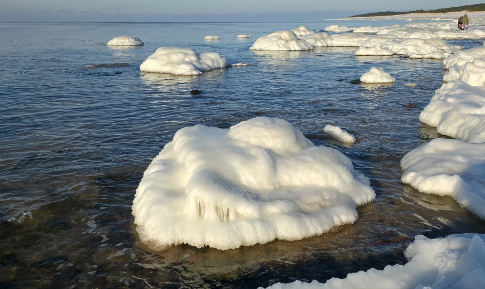 Sniega un ledus veidojumi Užavas pludmales krastā Sniega un ledus veidojumi Užavas pludmales krastā