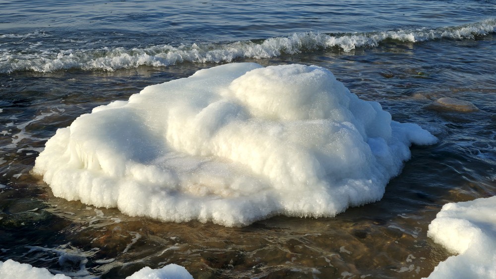 Tuvplāns ar ledus skulptūru un jūras vilni