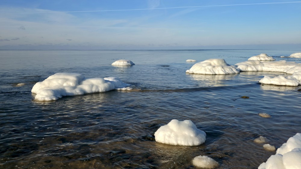 Ziemas piekrastes ainava ar ledus pauguriem Užavas piekrastē
