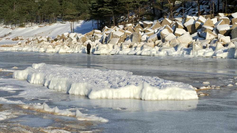 Betona krasta stiprinājumi un apledojums Užavas jūrmalā