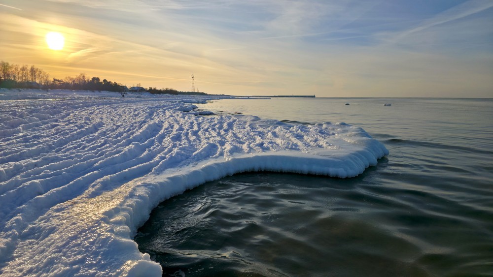 Saulriets virs aizsalušā jūras krasta Pāvilostā