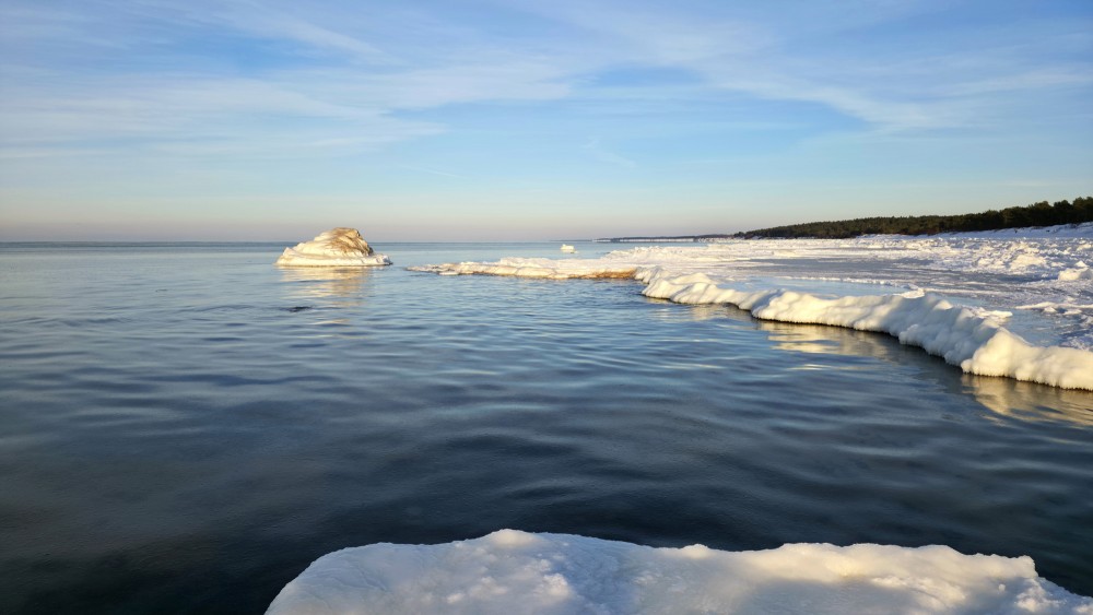 Apledojis Pāvilostas Lielais akmens un mierīga jūra Pāvilostas pludmalē