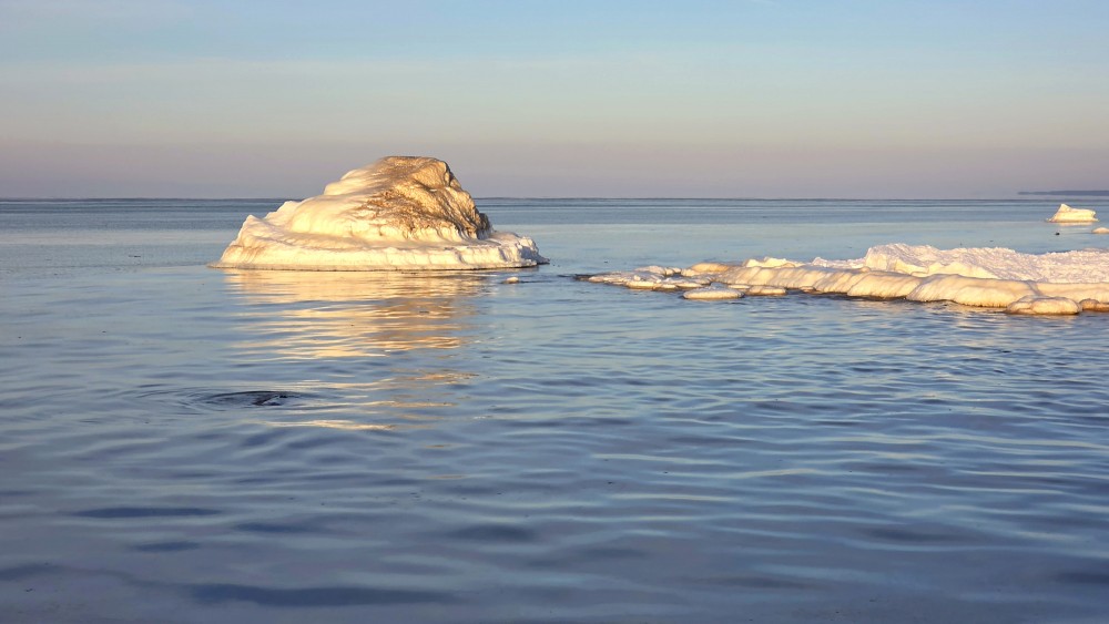 Pāvilostas Lielais akmens ledus apvalkā ziemas saulē