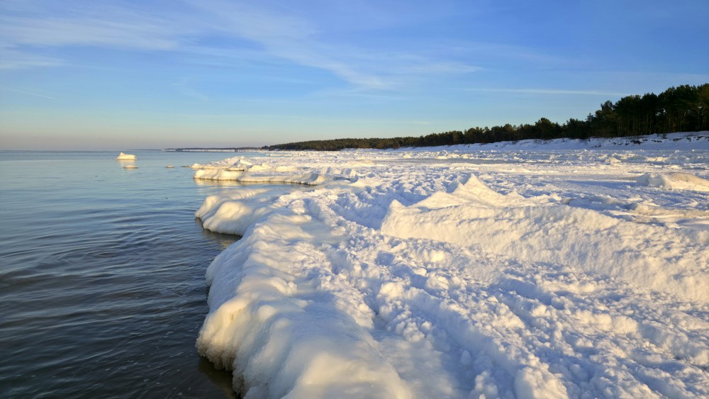 Ziemas ainava ar sniega krāvumiem Pāvilostas pludmalē