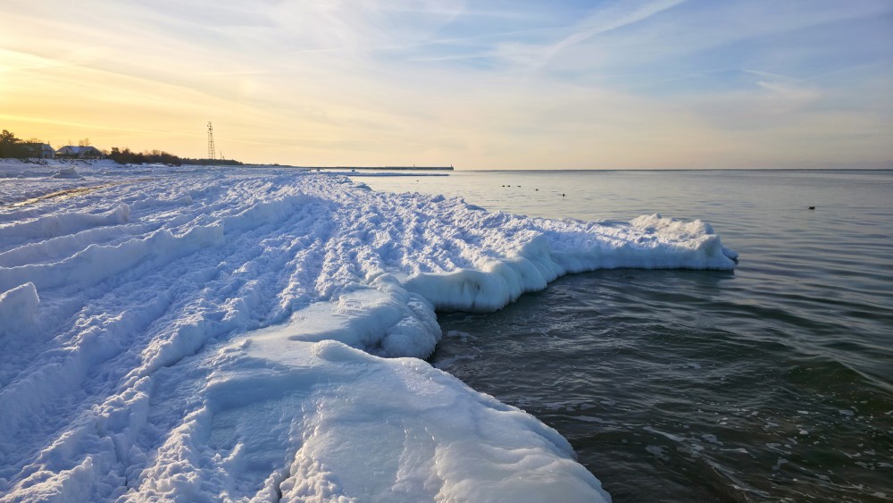 Apledojusi Baltijas jūras piekraste Pāvilostā vakarā
