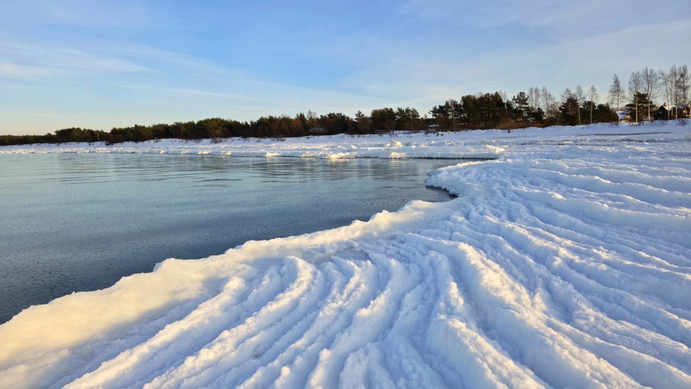 Sniega un ledus raksti Pāvilostas piekrastē