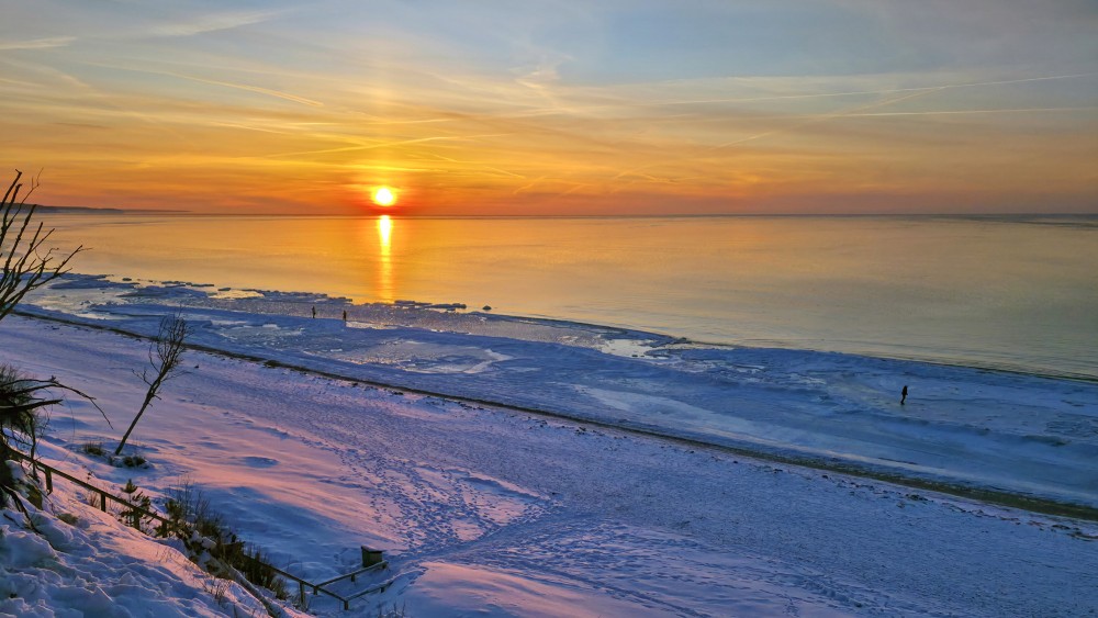 Saulriets virs aizsalušās Baltijas jūras Jūrkalnes stāvkrastā