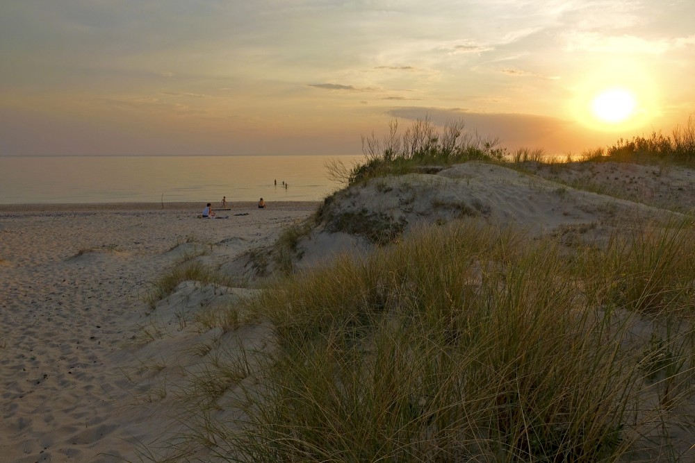 Saulrieta ainava jūrmalā pie Užavas