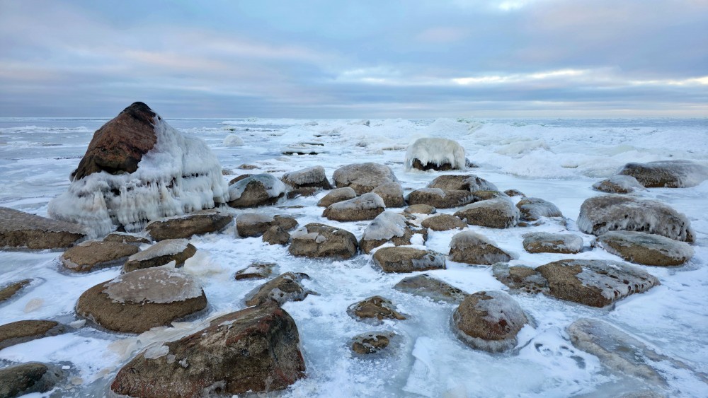 Apledojuši akmeņi Mērsraga piekrastē ziemas ainavā