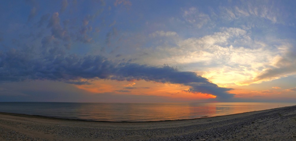 Saulrieta panorāma Baltijas jūrā, krāšņas debesis Saulrieta panorāma Baltijas jūrā, krāšņas debesis