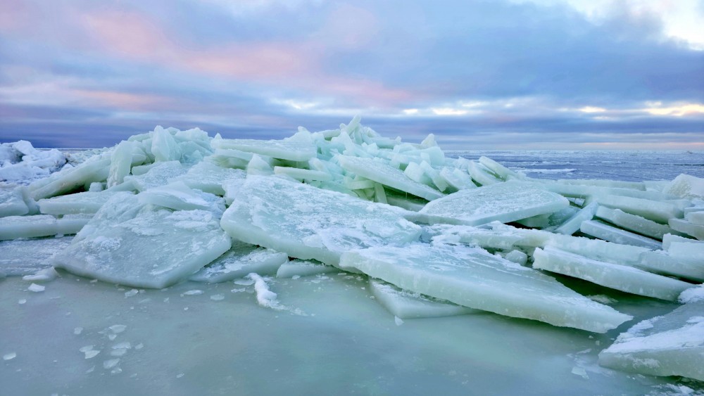 Tuvplāns ar zaļganām ledus plāksnēm Rīgas jūras līcī