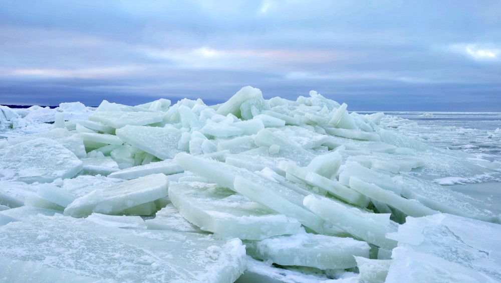 Biezas ledus grēdas un lauskas aizsalušā jūras krastā