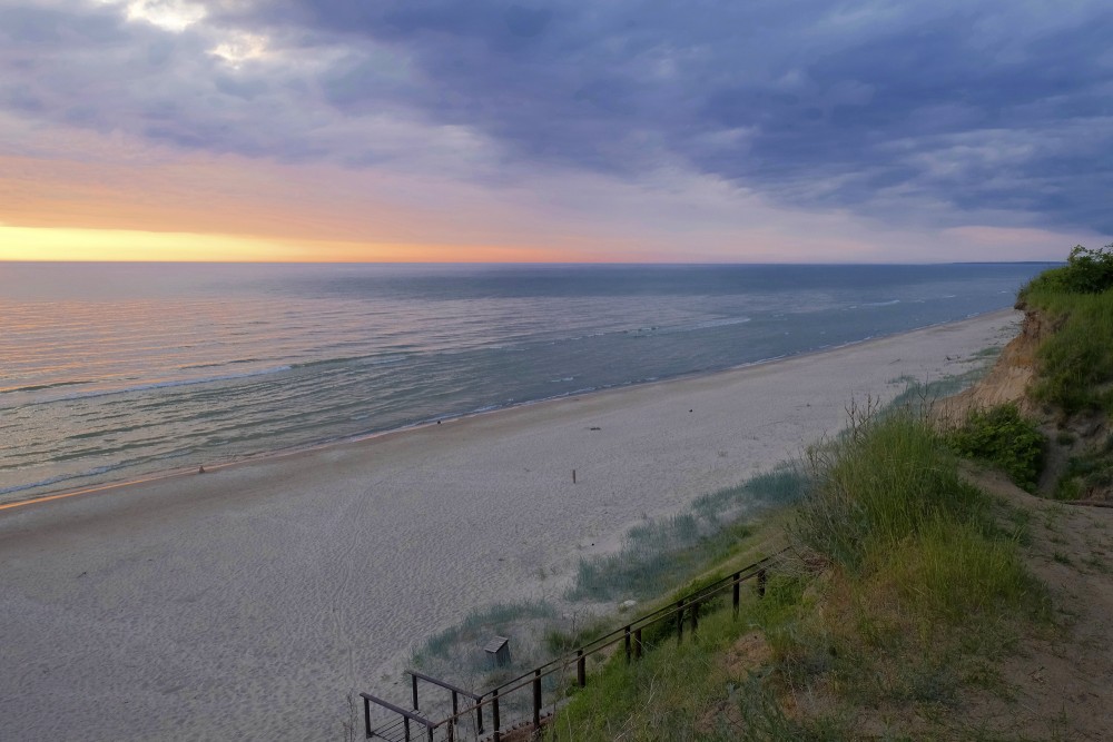 Jūrkalnes stāvkrasts saulrietā