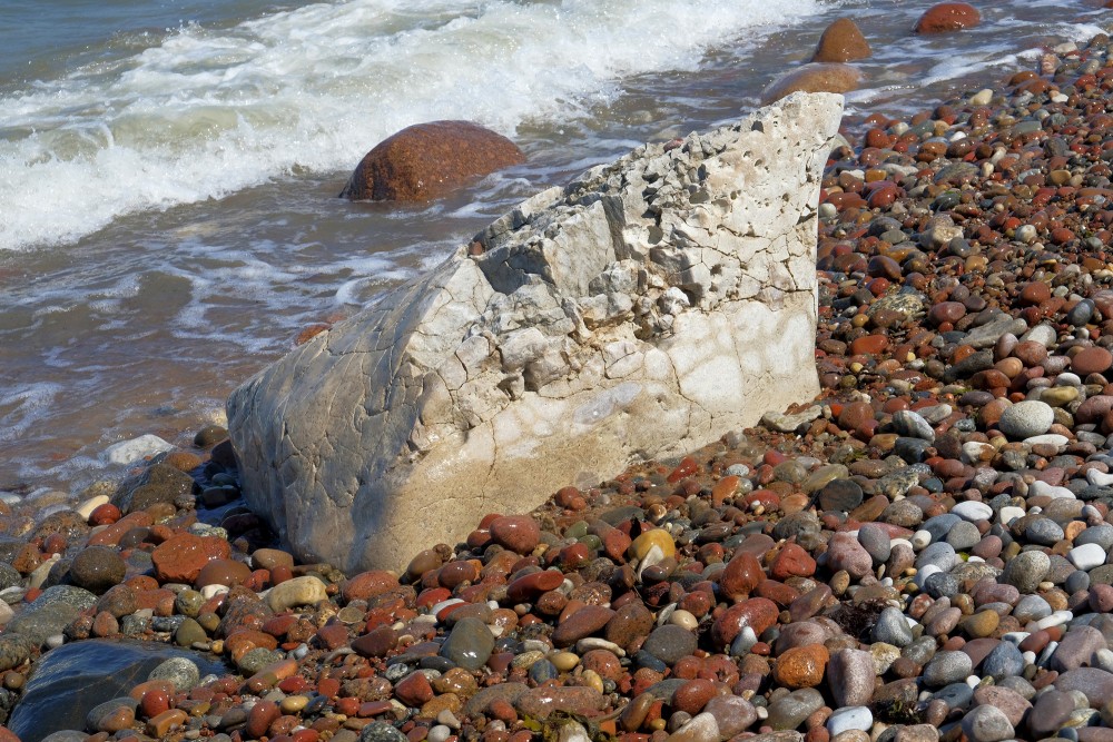 Betona gabals jūras krastā Betona gabals jūras krastā