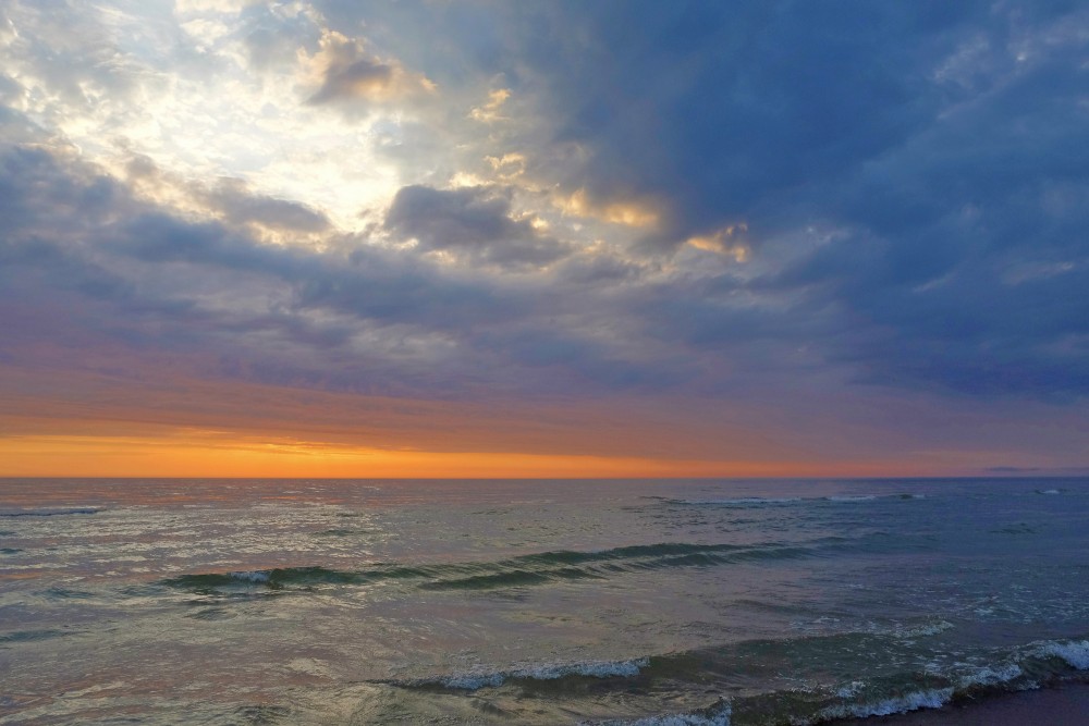 Krāšņas debesis, saulriets Baltijas jūrā