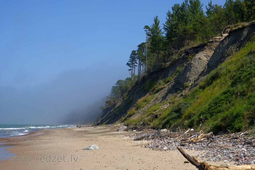 Jūrmala starp Užavu un Ventspili, stāvkrasts un migla