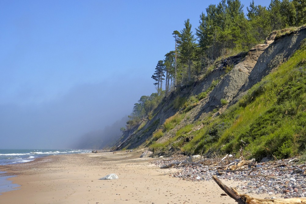 Jūrmala starp Užavu un Ventspili, stāvkrasts un migla