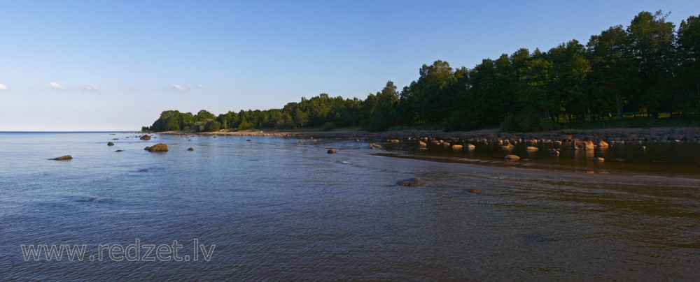 Kaltenes akmeņainās jūrmalas panorāma