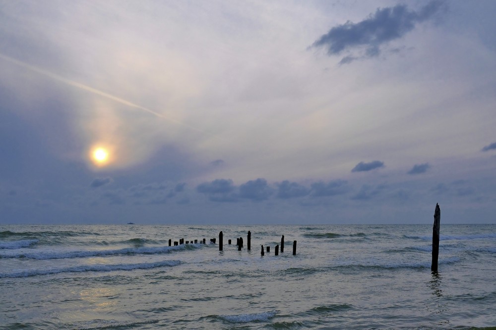 Saulriets Baltijas jūrā, mākoņainas debesi