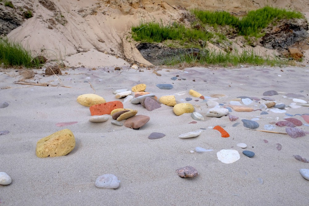 Oļi pludmales smiltīs