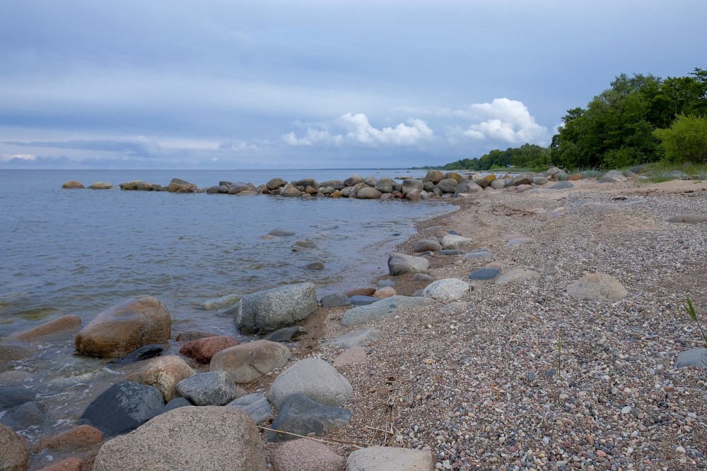 The rocky coastline of Kaltene