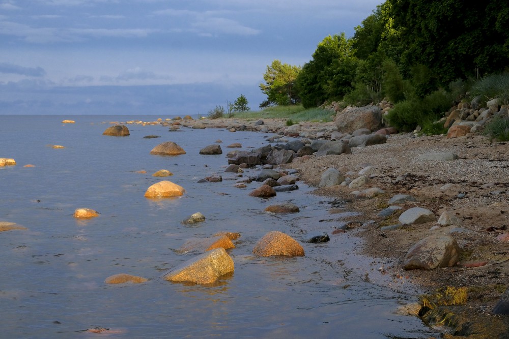 The rocky coastline of Kaltene