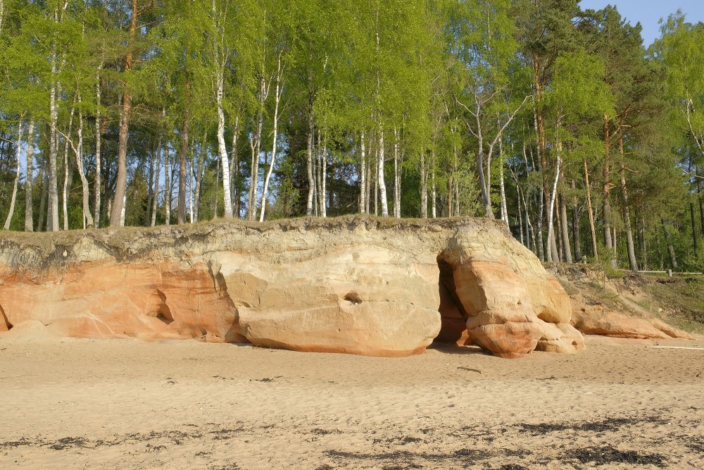 Veczemju klintis (Veczemu klintis, Mantiņu klintis, Sarkanās klintis)