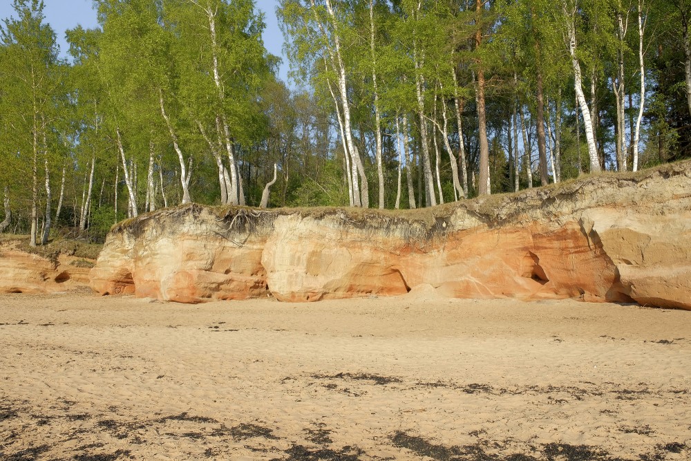 Veczemju klintis (Veczemu klintis, Mantiņu klintis, Sarkanās klintis)